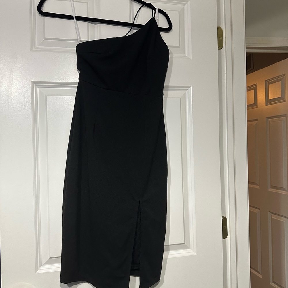 Cute black dress!